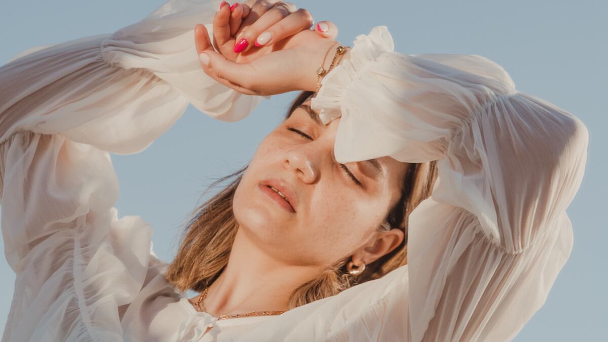 Esta es la blusa que necesitas para lucir chic durante la temporada de calor.
