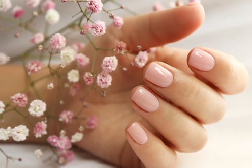 ‘Rose water nails’, el manicure que ha causado la obsesión de todas en los salones: es elegante y bonito