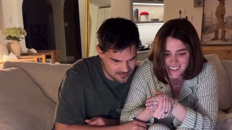 El actor de Crepúsculo, Taylor Lautner, y su esposa Tay revelaron con un emotivo video que esperan una niña.