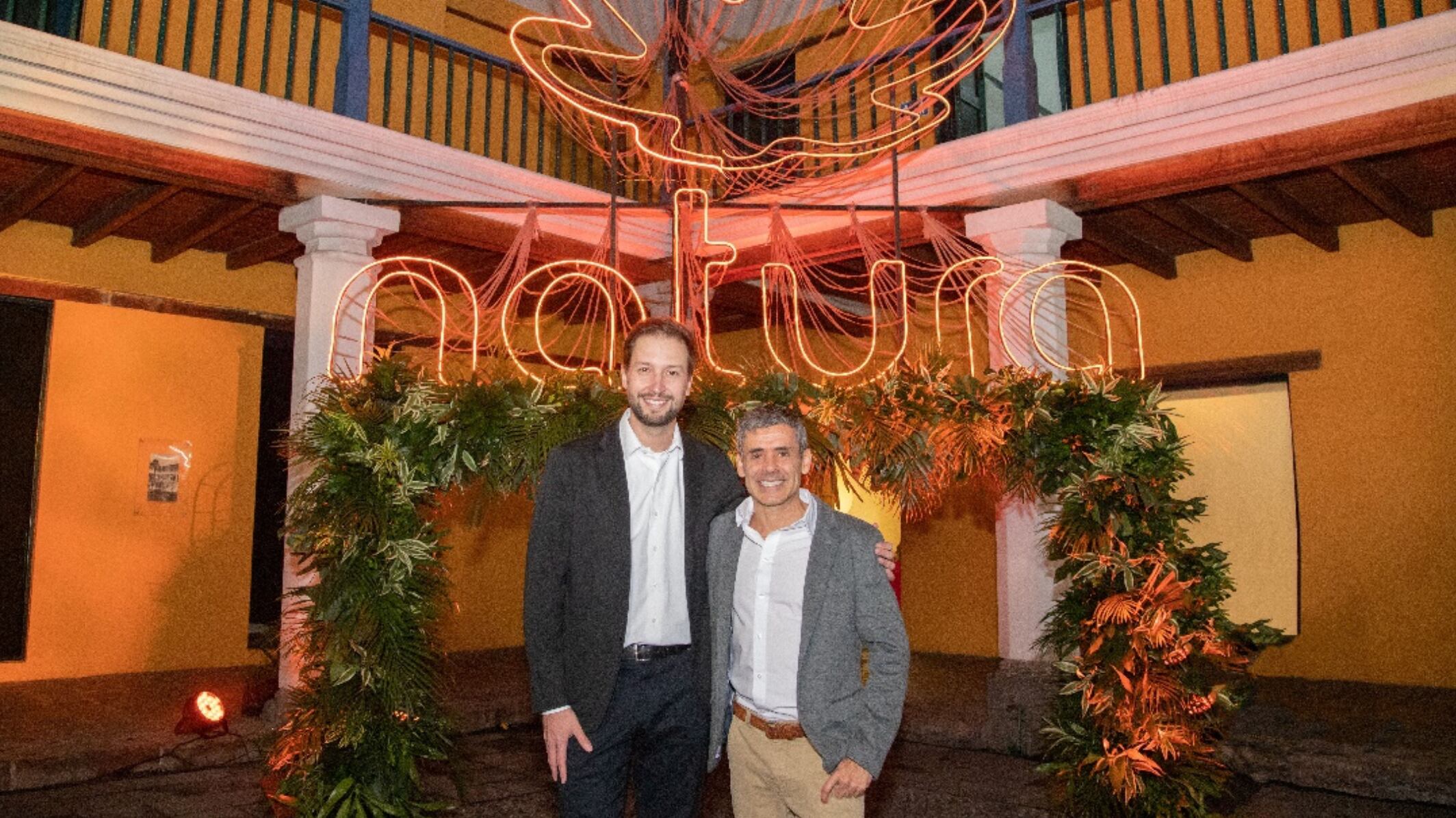 Juan Salgado, Gerente Senior de Lanzamiento de Natura Ecuador junto a Juan Posada, Gerente General de Avon Ecuador