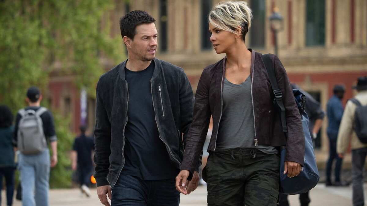 Mark Wahlberg y Halle Berry en una escena de la película de 'El Sindicato'