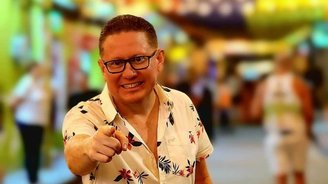 Aunque su nombre no aparece directamente entre los nominados a los Premios Emmy 2025, su trabajo sí: integró el equipo de arte de la serie internacional “The Residence”.