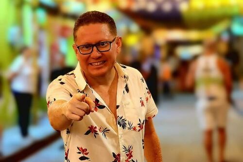 ¡El orgullo de Guayaquil brilla en Hollywood! El arte del diseñador Miguel Rosero con “The Residence” conquista los Emmy 2025