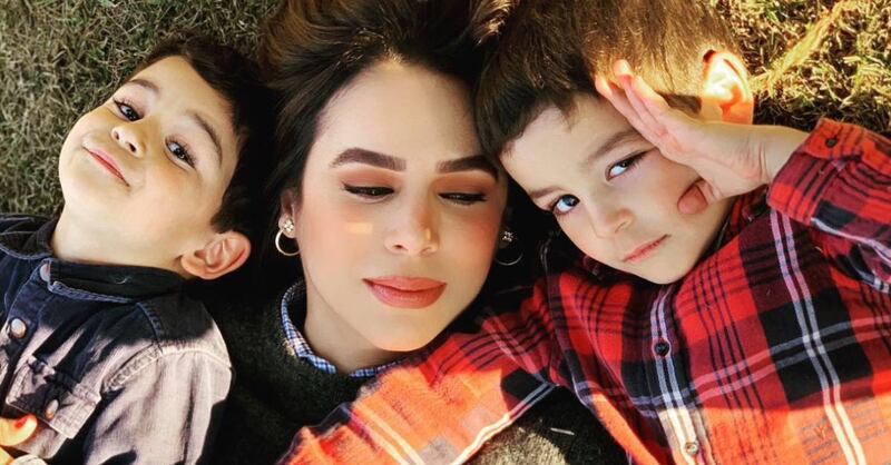 Biby Gaytán junto a sus mellizos