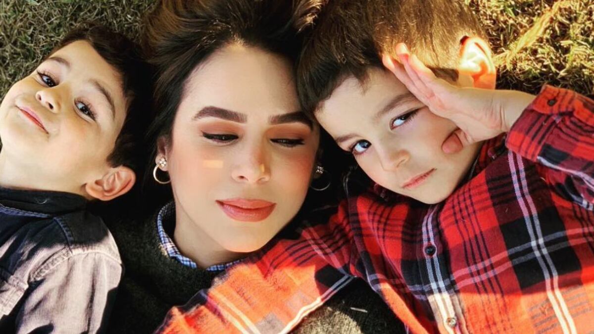 Biby Gaytán junto a sus mellizos