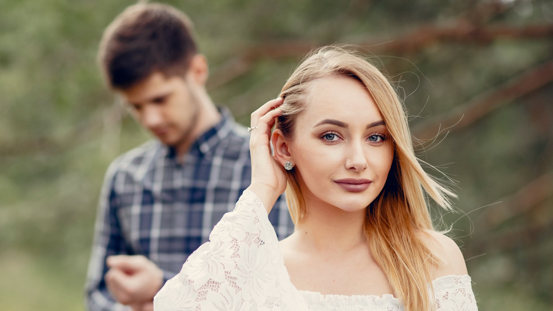 Los 5 hombres del zodiaco que aún hablan con sus ex a escondidas