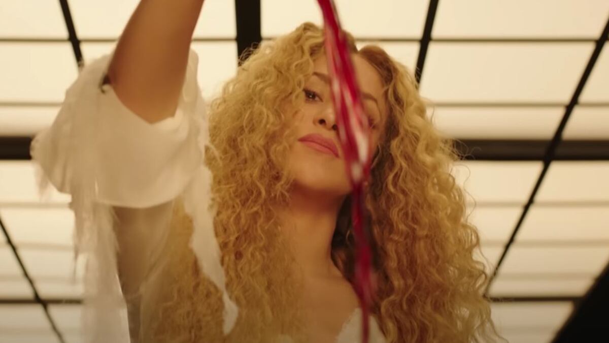 Shakira retomó uno de sus icónicos looks noventeros para ‘El Jefe’ ¿Cuál fue?