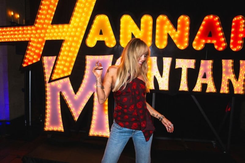 Miley Cyrus en el aniversario de Hannah Montana