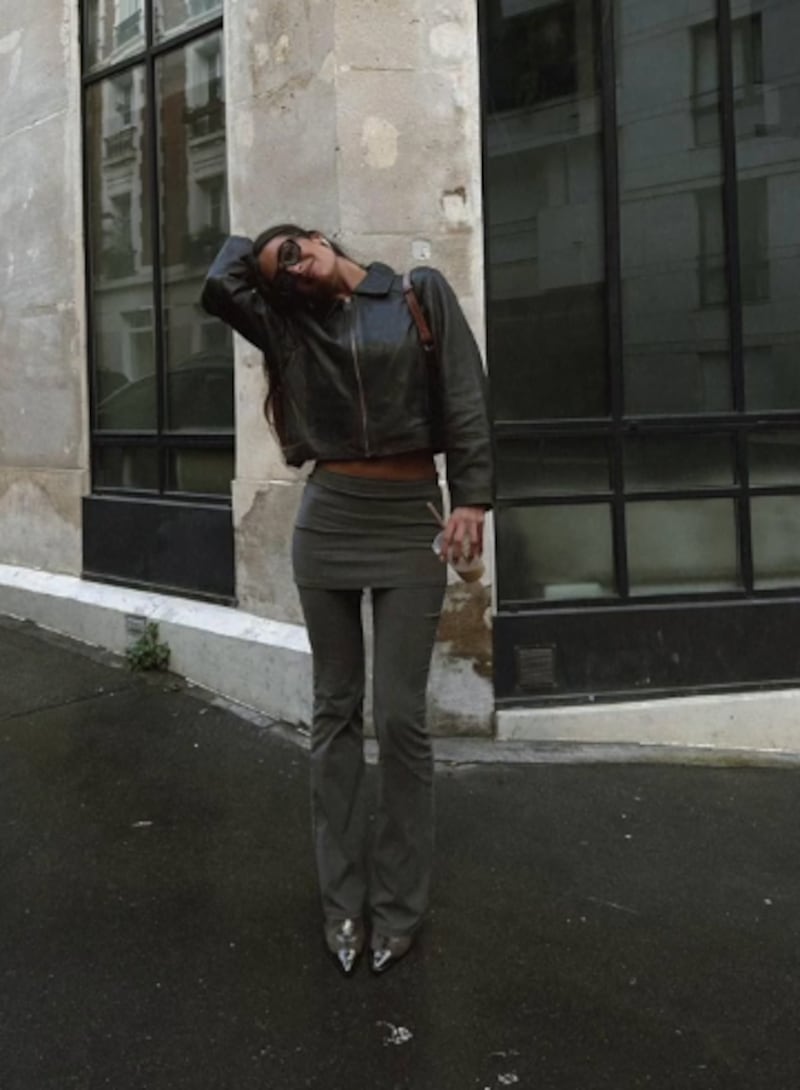 ¿Adiós minifaldas? Las ‘microfaldas’ son la polémica tendencia que está dividiendo internet: así son