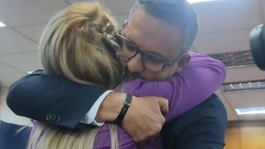 Laura Hidalgo se abraza con su abogado al luchar por justicia por feminicidio de Valentina Trespalacios