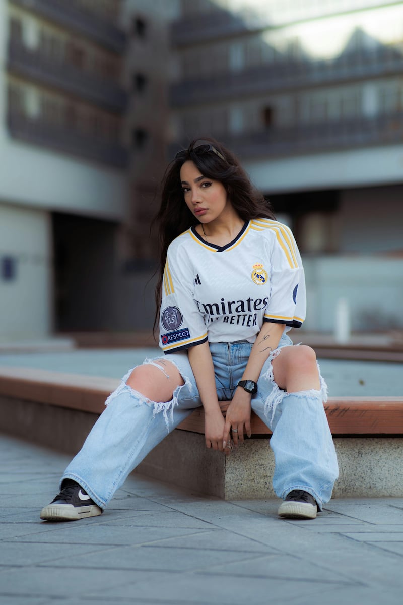 ¿Tenis inspirados en futbol? La tendencia que promete darle un giro a tu outfit esta temporada de “fiesta”