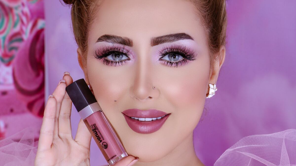 El labial de Dior que se ha vuelto viral en redes, tiene su versión a bajo costo y aquí puedes encontrarla.