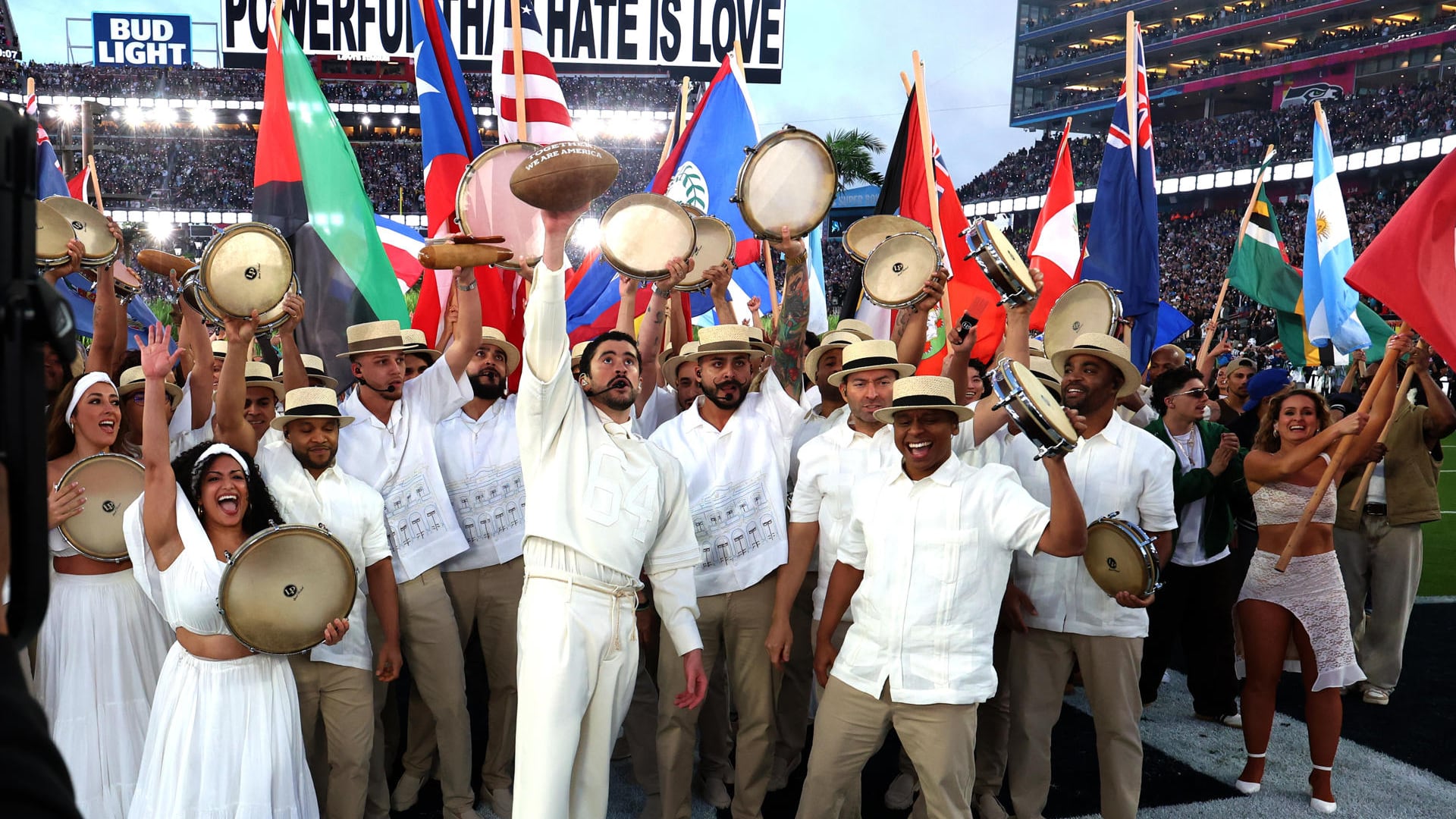 EE.UU. no es sinónimo de América, resaltan expertos que elogian el show de Bud Bunny