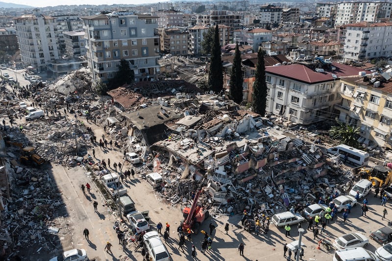 Famosos se solidarizan con Turquía y Siria por terremotos