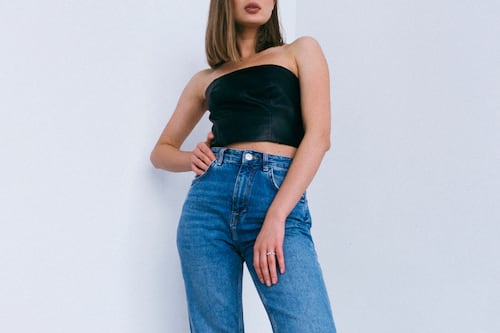 ¿Qué son los ‘granny jeans’? La nueva tendencia de pantalones que prometen una silueta estilizada