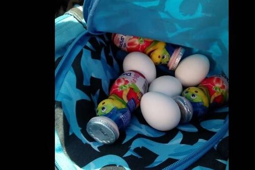 Niño lleva al kínder huevos y yogurt escondidos para dárselos a un compañero que nunca tenía qué comer al almuerzo