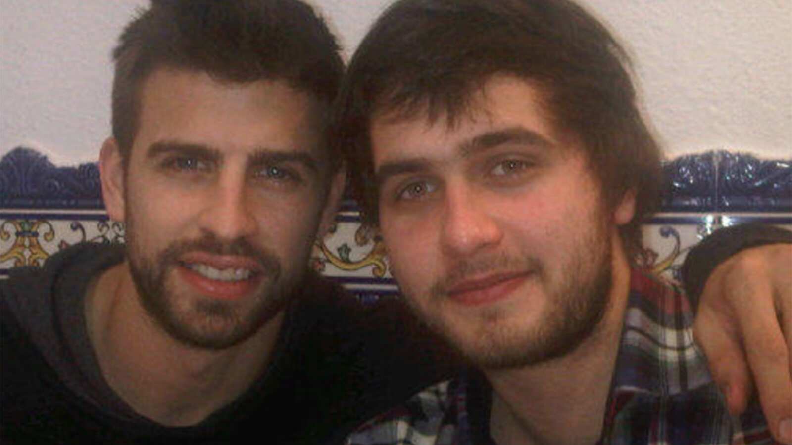 Piqué tiene un hermano que nadie conoce: es tan “gris” como él.