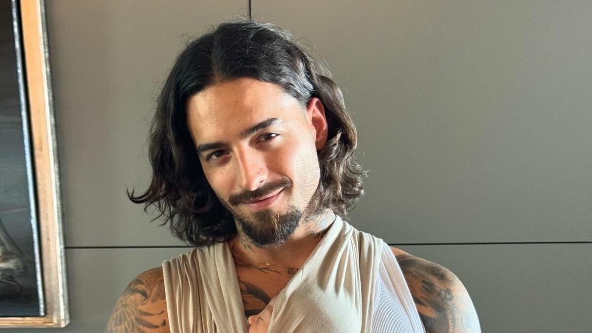 Maluma cargando a su hija