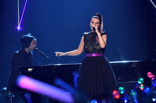 Laura Pausini habla luego de su aparatosa caída en concierto: ¿cómo se encuentra la cantante?