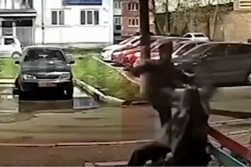 Joven encuentra a su novia con otro y lo ataca brutalmente casi desfigurándole el rostro