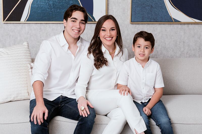 Verónica Córdova junto a sus hijos