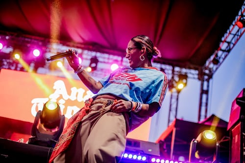 Ana Tijoux encendió el cierre del Festival Ladera Sur 2025, que premió a Sylvia Earle ante 18 mil asistentes