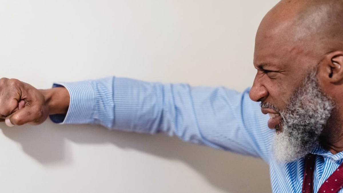 Hay varios motivos por los que muchos hombres golpean las paredes cuando están enojados o frustrados