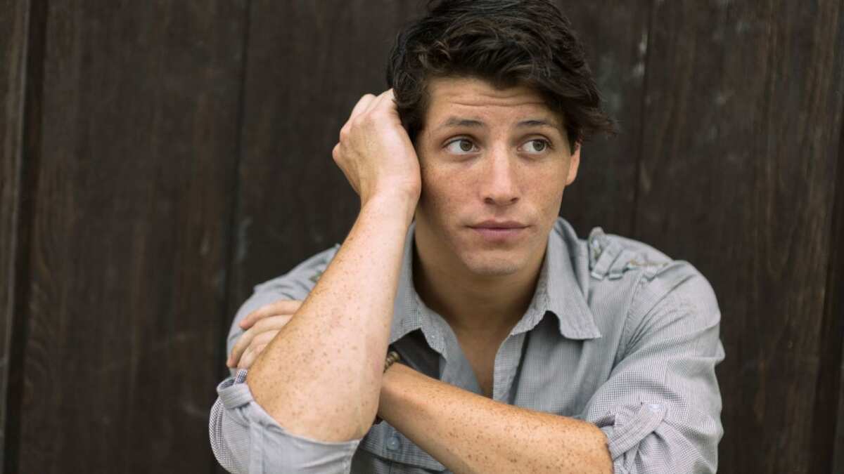 Hay varias razones por las que un hombre se toca el cabello frente a una mujer