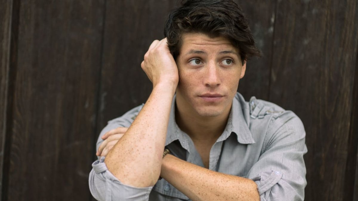 Hay varias razones por las que un hombre se toca el cabello frente a una mujer