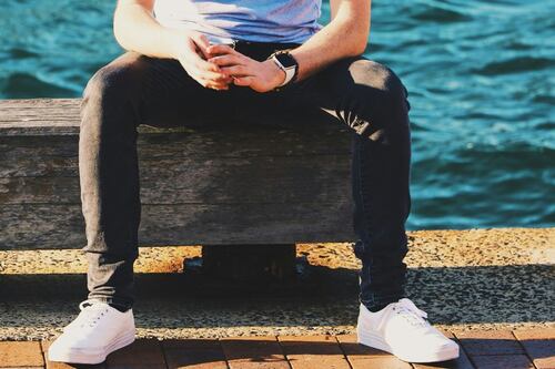 Qué significa cuando un hombre mueve mucho la pierna: el gesto revela esto sobre él