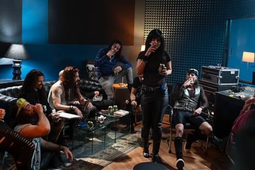 Michelle Renaud decide cambiar el rumbo de su carrera para ser una rockstar