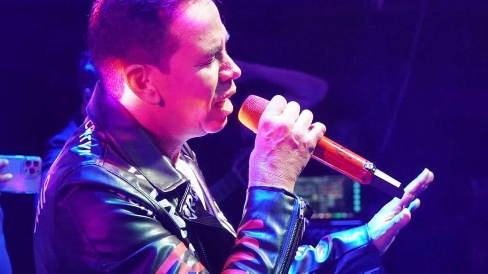 Jhonny Rivera salió "en pedazos" de un concierto en Melgar.