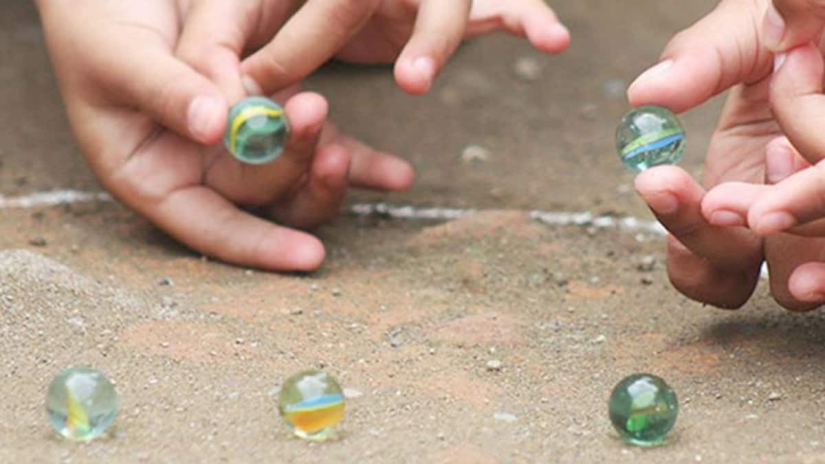 ¿Qué significa y por qué suenan canicas en el piso de arriba por las noches?