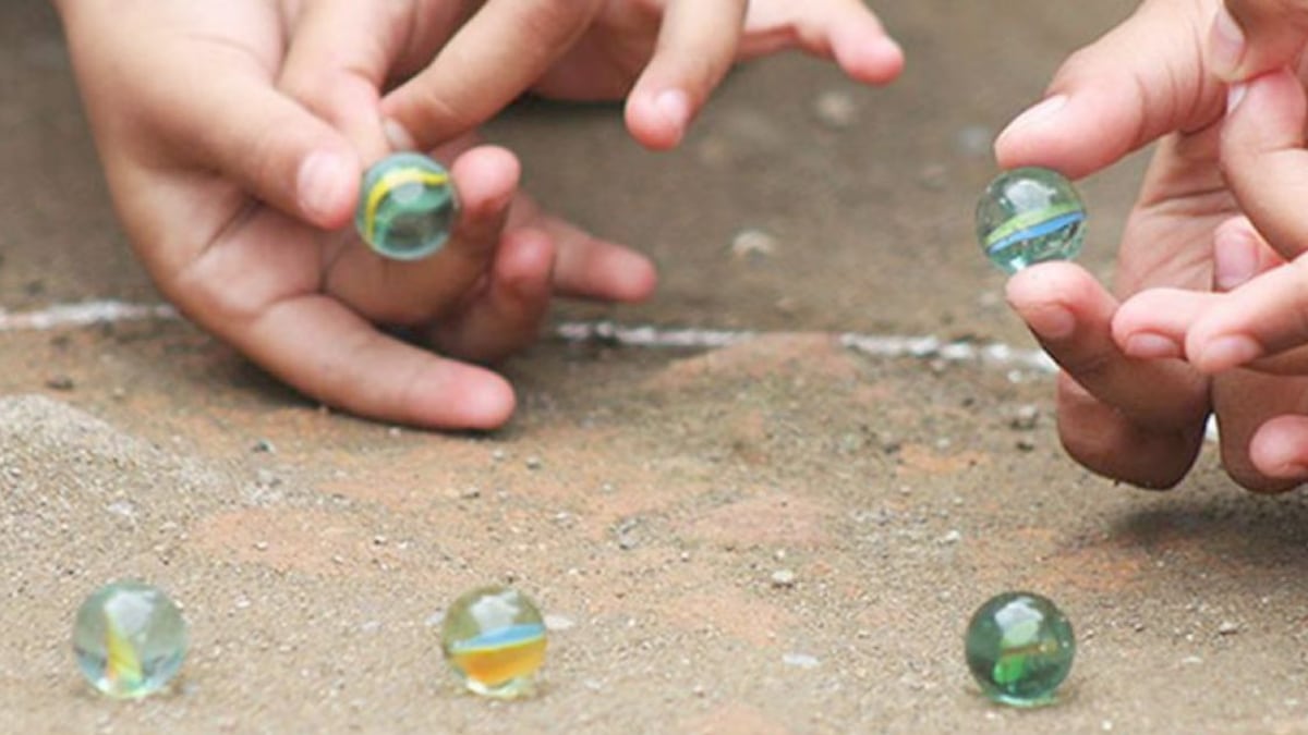 ¿Qué significa y por qué suenan canicas en el piso de arriba por las noches?