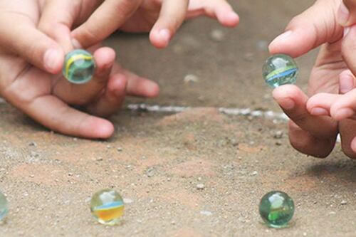 ¿Qué significa y por qué suenan canicas en el piso de arriba por las noches?