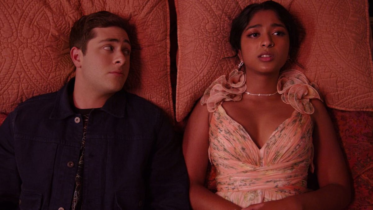 Maitreyi Ramakrishnan y Jaren Lewison en 'Yo nunca'