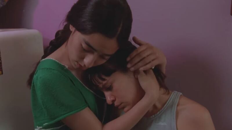 Miriam consuela a Yessica en 'Perfume de violetas' |