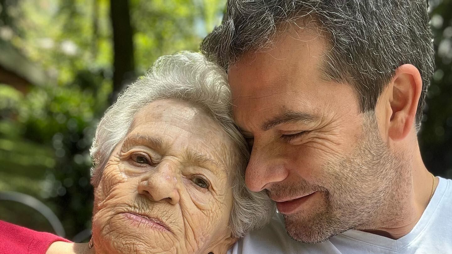 En el video se ve a Iván Lalinde darle el último beso a su madre días antes de fallecer.