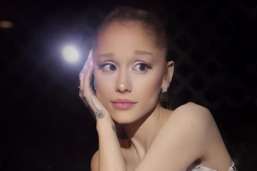 Fan recibe cárcel por abalanzarse sobre Ariana Grande