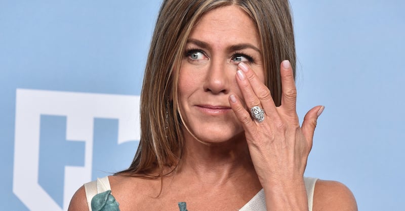 Jennifer Aniston habría rendido un emotivo tributo a Matthew Perry con su look de los Golden Globes 2024.