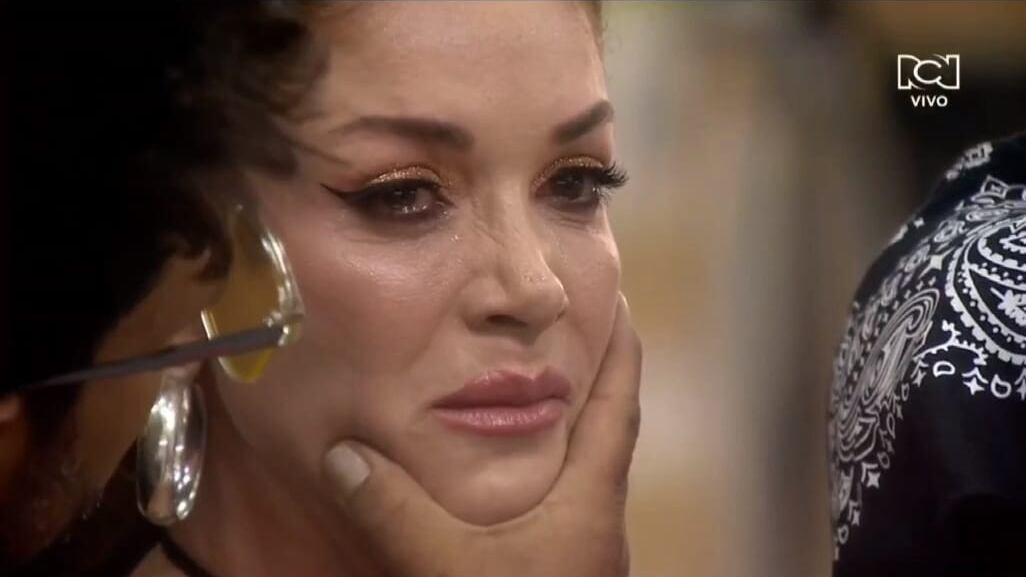 ¿Se le cayó lo caballero?: Alejandro Estrada es criticado por agarrarle la cara a Nataly Umaña