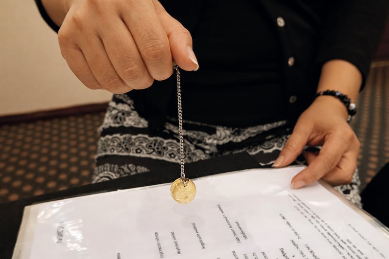 TRE: una técnica de sanación energética que utiliza gráficos y un péndulo.