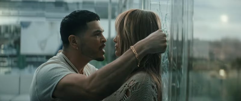 Jennifer Lopez estrena video sobre relaciones abusivas