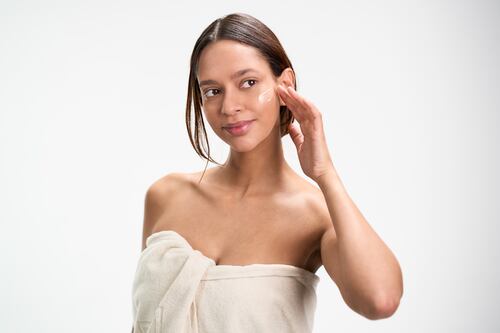 Rutina facial inteligente: cómo cuidar su piel sin saturarla con productos