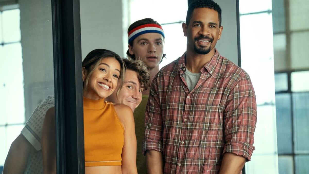 Gina Rodriguez, Augustus Prew, Joel Courtney y Damon Wayans Jr. en 'Los juegos del amor'