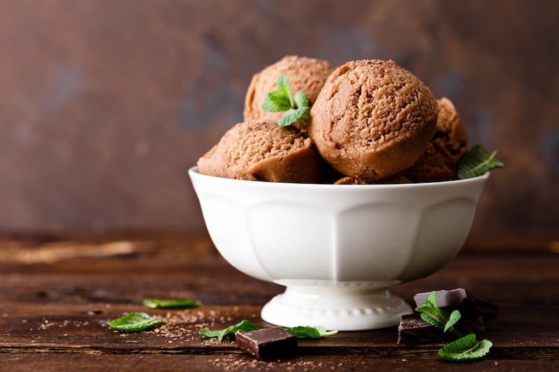 Un postre frío y cremoso que puedes hacer sin máquina.
