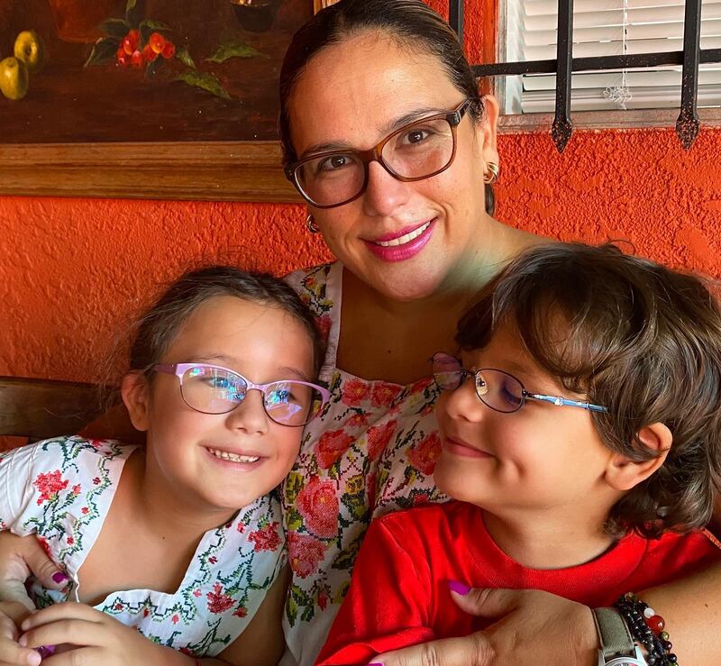 Angélica Vale es una mamá muy dedicada para sus dos hijos