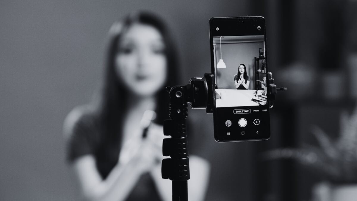 Muere influencer a los 17 años tras ser atacada en su domicilio