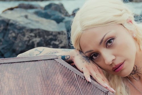 Mon Laferte despliega su universo más íntimo y feroz con el estreno del videoclip de “Melancolía”