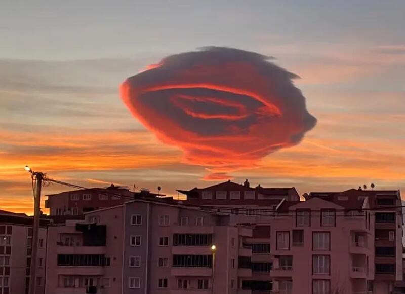 Nubes lenticulares aparecen sobre la provincia de Bursa en Turquía a primera hora de la mañana del 19 de enero de 2023. Sinan Balcikoca/Agencia Anadolu vía Getty Images